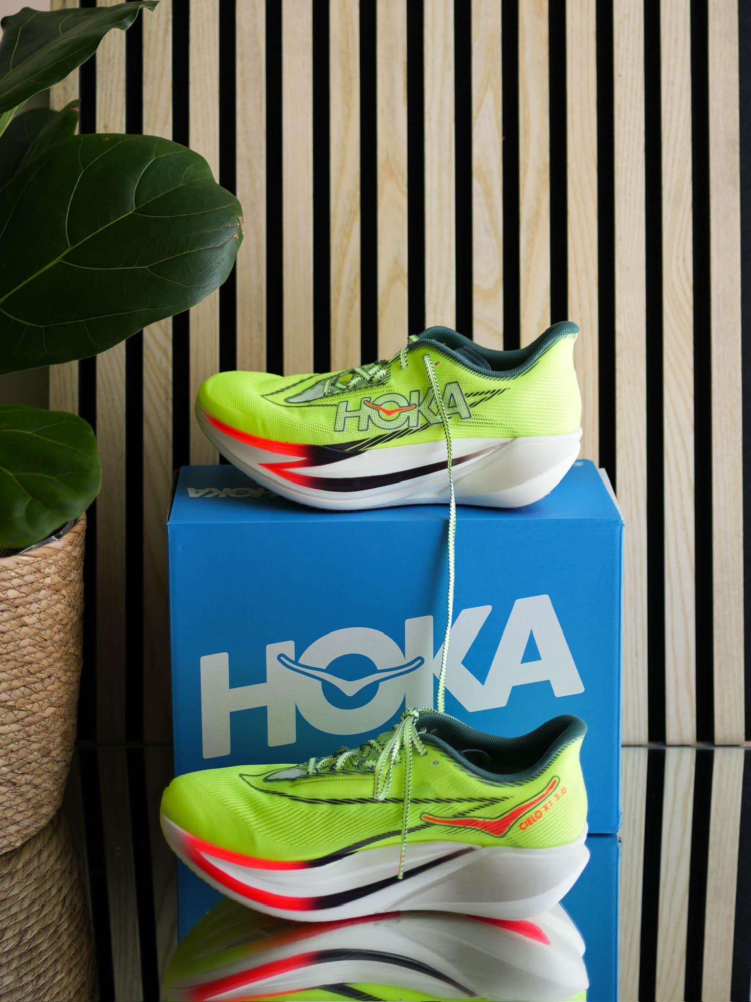 HOKA Cielo X1 3.0 i profil som viser den kraftige mellomsålen og den aggressive rockeren