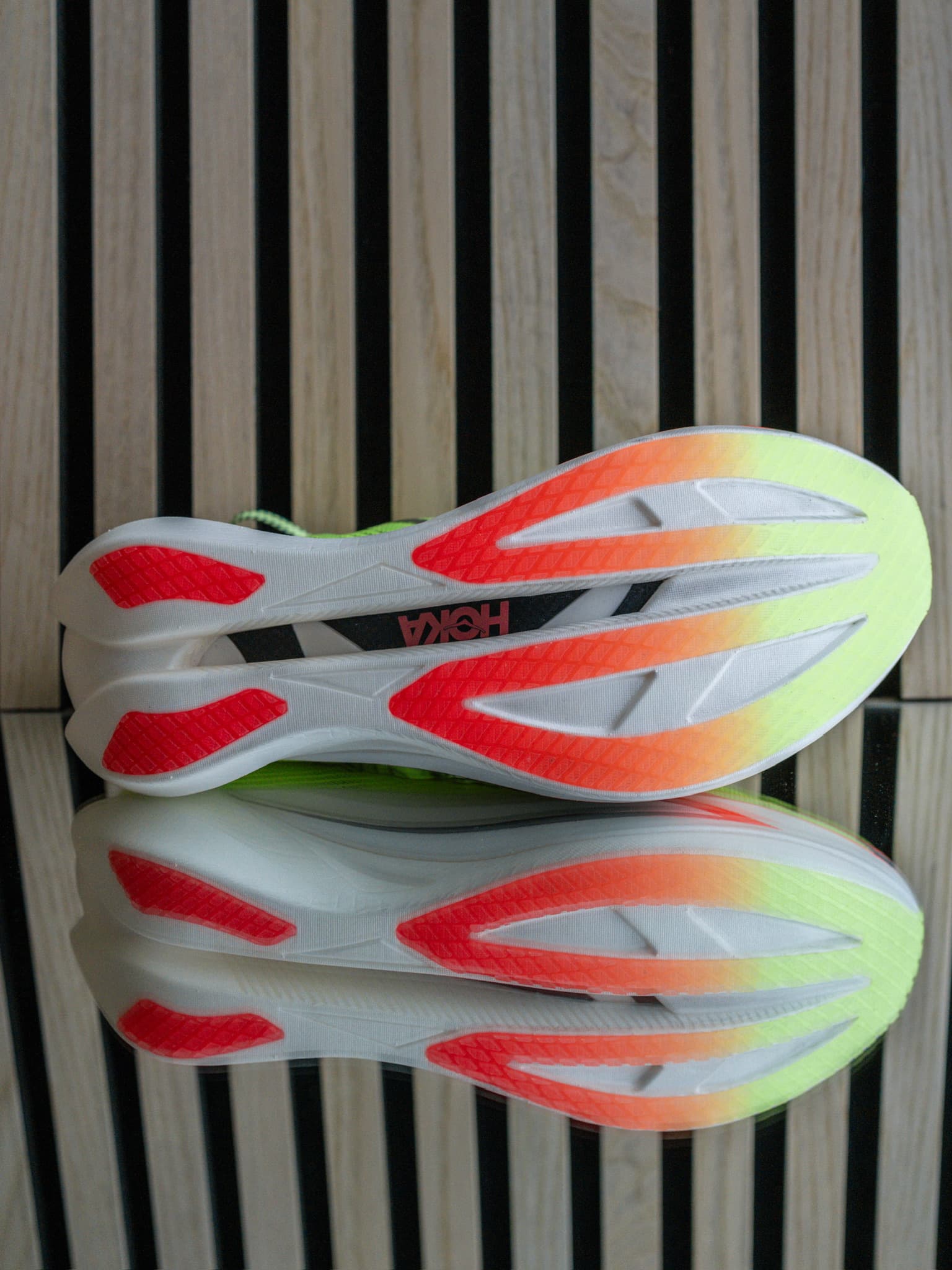 Nærbilde av yttersålen og karbonplaten som er synlig gjennom utsparingene på HOKA Cielo X1 3.0